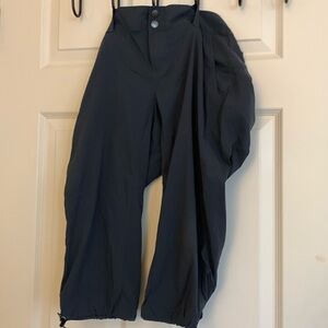 Women’s Columbia hiking capris style. Great condition. Many pockets.